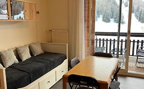 Studio aux pieds des pistes et des commerces